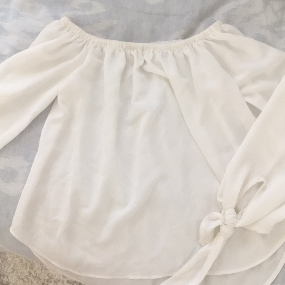 Off shoulder white top, fits like a small